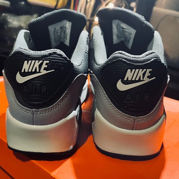 ⚡️⚡️ Nike AIR MAX 90 Grey/Black Size 6Y bn⚡️⚡️ - Picture 6 of 7